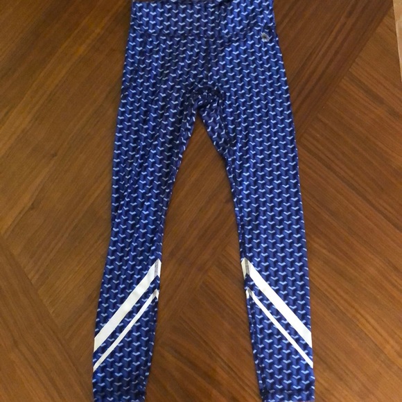 Tory Burch Pants - EUC Tory sport “T” patterned leggings size S Tory Burch Pants - EUC Tory sport “T” patterned leggings size S